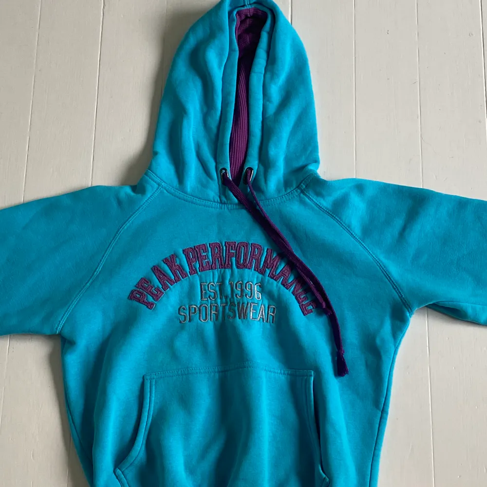 Superfin blå peak performance hoodie. Säljer pga aldrig kommer till användning. Möts upp i Stockholm annars frakt🤍. Hoodies.