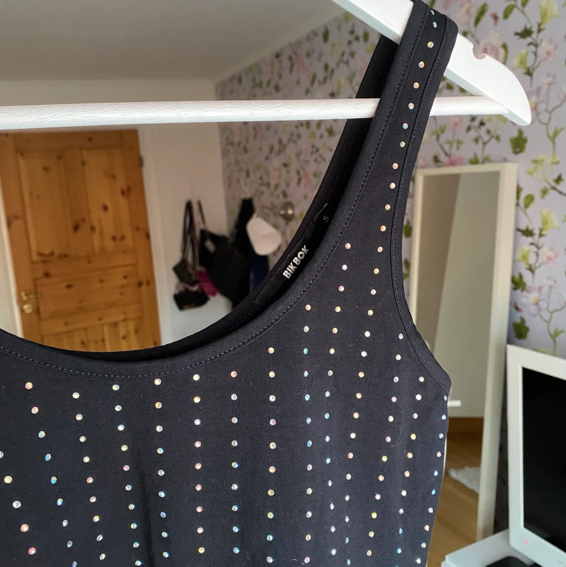 Kort svart linne med glitterstenar - 91