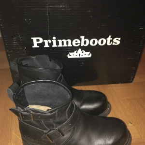Primeboots - Primeboots, storlek 39. Endast provade, kartong, dustbag och kvitto medföljer. Köparen står för frakt om sådan tillkommer. 