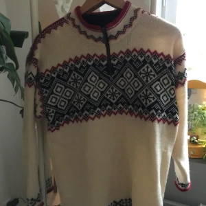 Norsk stickad tröja Nordstrikk - Stickad tröja från Nordstrikk! Väldigt bra kvalite, håller värmen bra. Uppskattar till storlek M ungefär, jag själv har M-L i stickat och passar mig bra. Har ett litet hål på vänster framsida, finns på sista bilden. Kan mötas i Uppsala, annars frakt.