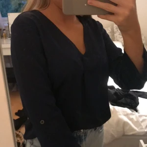 Blus Rut&circle - Trekvartslånga ärmar mörkblå blus, aldrig använd 