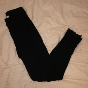 Tajts med slits  - NAKD 