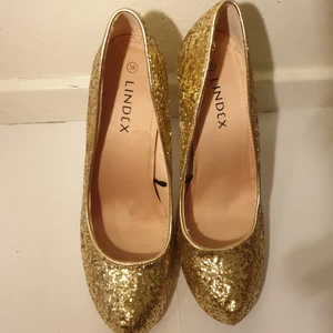 Klackskor  - Helt nya (oanvända) Ordinarepris är 399kr Storleken är 38 