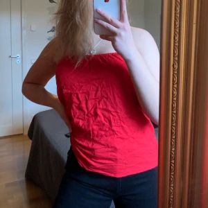 Rosa/rött finare linne! - 🌷Aldrig använt! Fin detalj i ryggen samt justerbara axelband! Skönt material och passar bra till vardags liksom till fest!🌷