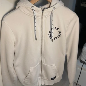 Peak performance hoddie  - Säljer min peak performance hoddie som jag köpte här på plick för 600kr. Säljer den då jag behöver bli av med massa kläder. Dragkedjan har tappat ”handtaget” men funkar perfekt och märks inte alls. Sitter bra som S men funkar även som XS💘💝💓💖💖💗 