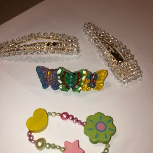 Klämmor och armband - Diamantklämmor sålda!10 kr för armbandet. 20kr för fjärilsklämman. DMa för fler frågor eller bilder. Köpare står för frakt men jag kan också mötas upp i Lund. Kolla gärna in mina andra annonser också 🥰