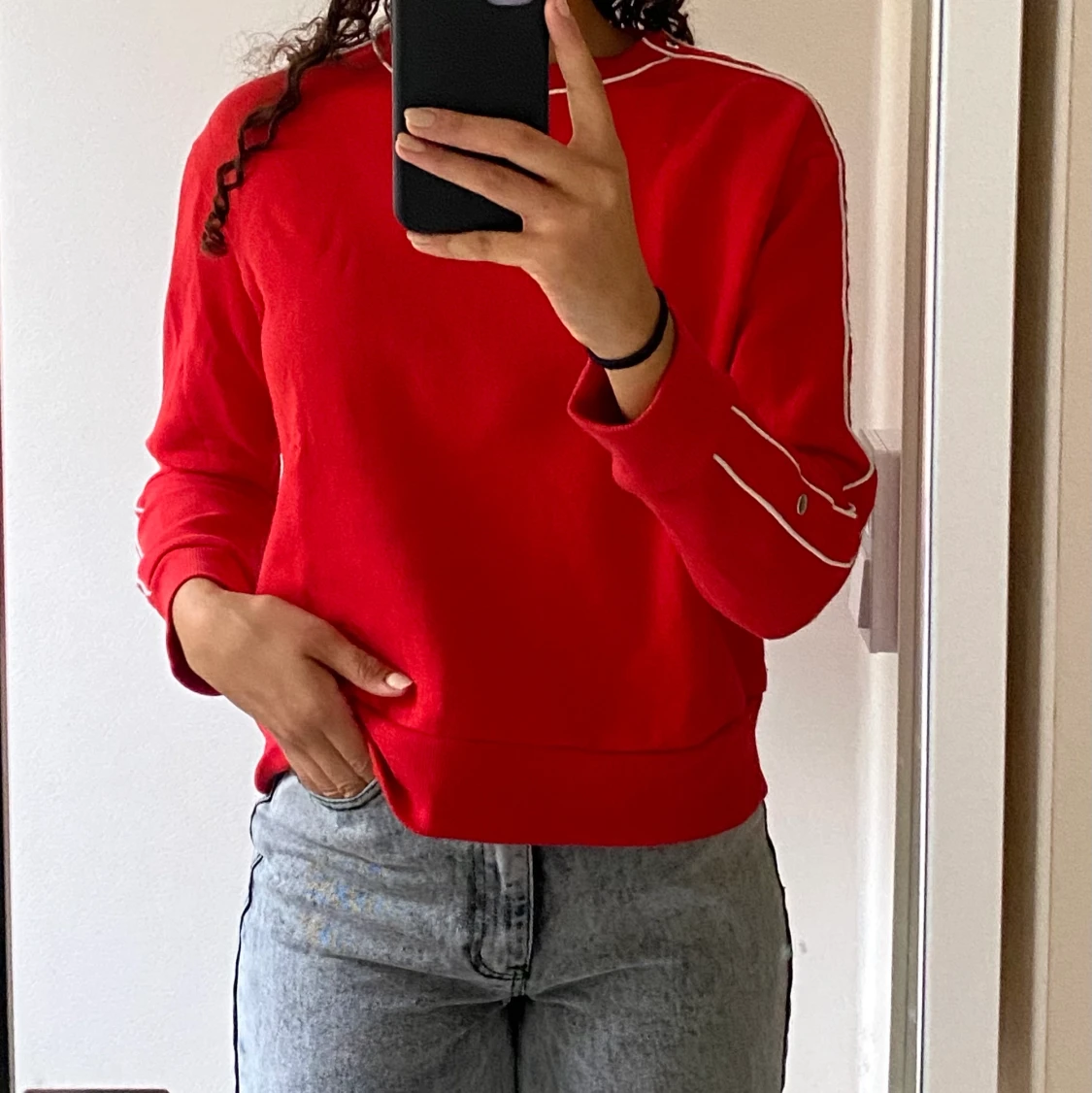 Röd tjocktröja med vita linjer - 91