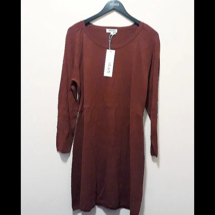 Supersnyggt stickadklänning frå  INDISKA. Den är oanvänd med lappar kvar. Vinröd . Klänningar.