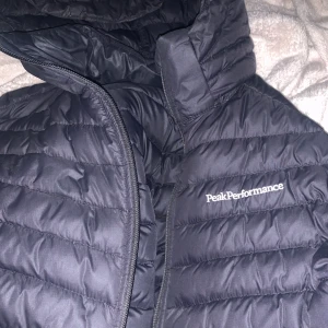 Peak performance dun jacka st Xs - Varm peak performance dun jacka säljs i storlek Xs och är i väldigt bra skick.