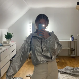 Space jacka - Riktigt cool tunn jacka passar perfekt till fest speciellt me space tema!! +44kr frakt