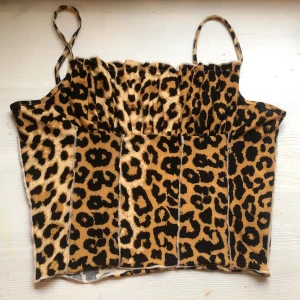 Leopard topp - Fin leopardtopp. Säljer pga att den var för stor för mig