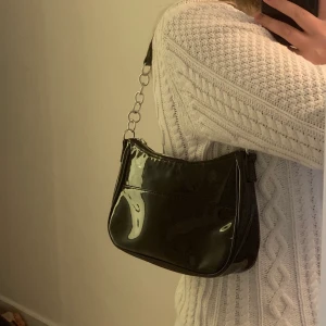 Snygg lack-väska - Jättefin väska i lack som passar jättebra när man ska gå ut eller till vardags! Den rymmer mycket även fast den är hyfsat liten. Väskan kompletterar din outfit så bra med hjälp av lacken! 🍕 skriv privat om ni vill ha fler bilder eller om ni har frågor