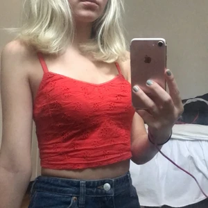 Röd croptop/ magtröja - En jättesöt croptop i strl 34 från Gina Tricot🥰 färgen är klarröd och den har detaljer med små hål föreställande blommor🌸 den är i fint skick o sitter fint på💖