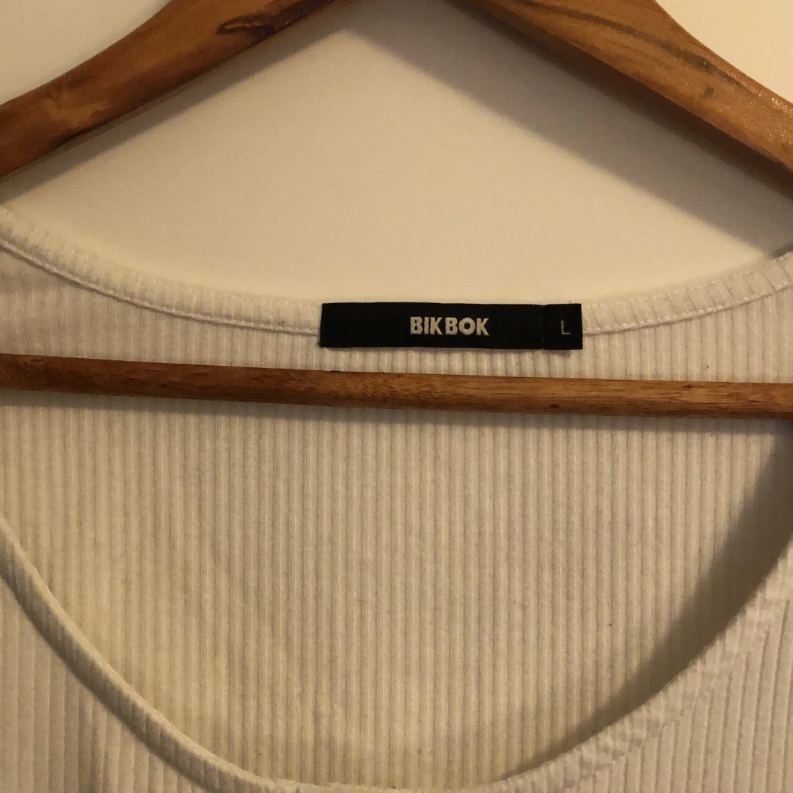 Säljer denna fina magtröja  tröjan  storlek L från bik bok 💕💕 - 90