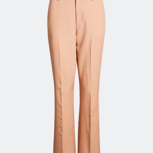 Flare, beigea kostymbyxor - Oanvända kostymbyxor från BikBok i storlek XS. Säljes pågrund av att de helt enkelt inte sitter rätt på min kropp. Längden är bra för den som är runt 160-167. Utsvängda med fickor bak. Fler bilder finns på efterfrågan. 