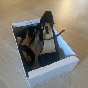 Klackskor - Säljer ett par helt oanvända klackskor från Nelly. Säljs på grund av för stor storlek. Köparen står för frakten!🌸