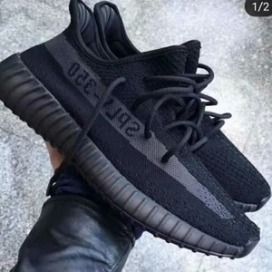 Adidas yeezy boost 350 - Har även andra färger och flera storlekar på de, om ni är intresserade så kan ni bara skriva till mig och visar er vilka modeller jag har❤️