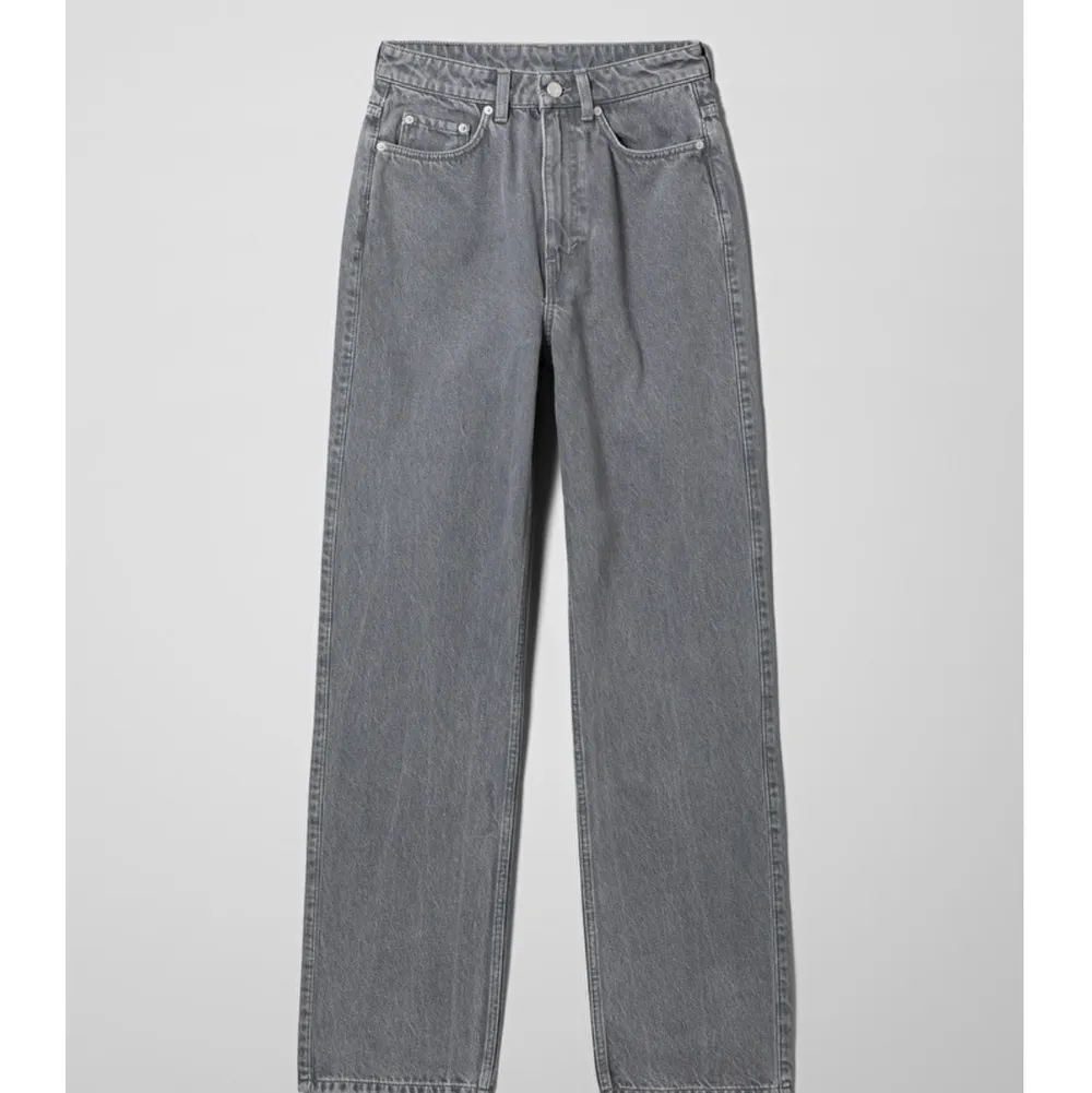 Säljer dessa jeans i modellen rowe från weekday. Knappt använda. . Jeans & Byxor.