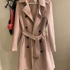 Kappa - Kappa köpt från H&M i storlek 34 för 599kr, aldrig använd då fel storlek. Färgen är till och med finare i verkligheten.  