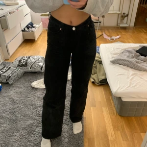 Jeans - Populära jeans från monki i nyskick tyvärr för små för mig. Frakt ingår❤️❤️ skulle säga att de sitter som xs