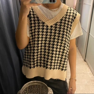 Väst - Säljer denna stickade västen! Helt oanvänd, endast testad. Är i storlek S men är oversized i modellen, så kan passa många storlekar beroende på hur man vill att den ska sitta! Nypris 399