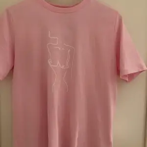 Rosa T-shirt från NA-KD x Emilie Briting 🌸 ord. Pris 299kr, oanvänd med prislapp kvar 💕