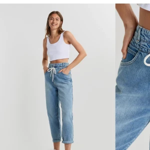 Drawstring jeans från Gina tricot  - Aldrig använda, Säljer pga att dem är för långa för mig. Köptes för 599kr. Om fler vill köpa blir det budning, köparen står för frakten 