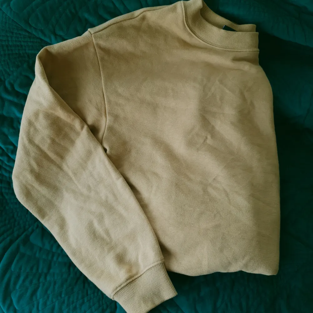 Beige sweatshirt från Monki, precis innan tight passform för mig som är M (är nog egentligen större men köpte i väldigt liten storlek) och använd endast någon gång. . Tröjor & Koftor.