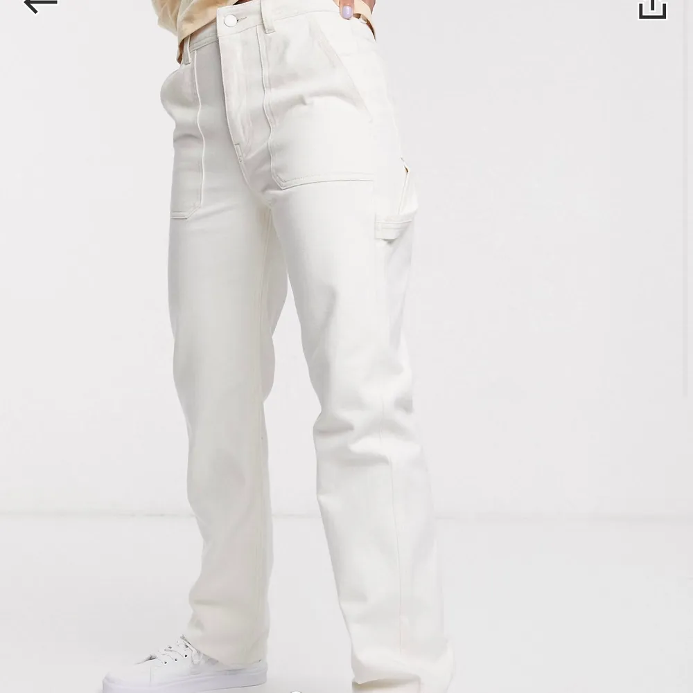 Säljer mina vita jeans ifrån weekday i mycket bra skick, köpta för 639 kr och säljes för 300 kr plus frakt på 79 kr.💕. Jeans & Byxor.