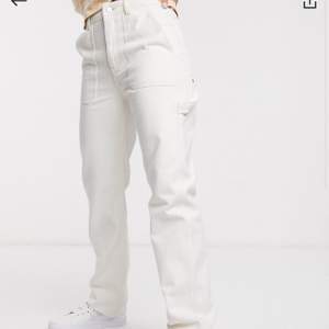 Säljer mina vita jeans ifrån weekday i mycket bra skick, köpta för 639 kr och säljes för 300 kr plus frakt på 79 kr.💕