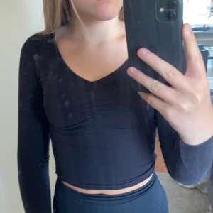 Svart långärmad tröja - Svart långärmad tröja från hm, resor vid bysten. Storlek xs skulle säga att den ör ganska liten. Använd 2 ggr så den ör i väldigt bra skick. 