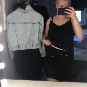 Glitter kjol  - Lite förstor för mig i midjan väldigt stretchig 