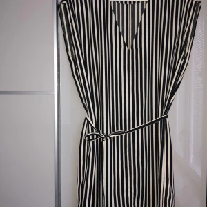 Klänning randig  - Klänning med midjeband. Storlek 36. Frakt tillkommer. 