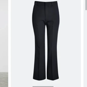 Kostymbyxor - Kostymbyxor från bikbok i strl 42 men skulle dock säga att det är en M, alltså att den är mindre i strl❤️  kan frakta och mötas💕 använd men inga slitage. Kostade 399kr 