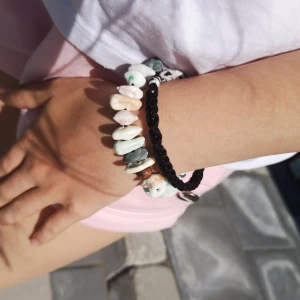 Armband  - Sjukt fint armband med massor fina stenar. Använt bara några ggr 🐚 Stretchigt men passar mig som har en liten handled ✨ (svarta armbandet följer inte med) 
