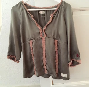  - Nästan helt oanvänd blus från Odd Molly