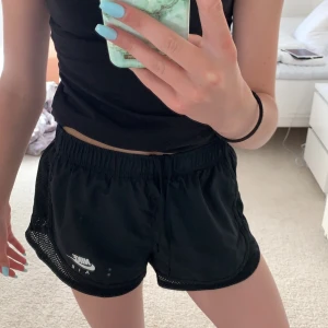 Nike shorts  - Säljer pga ingen användning, använt 1 gång, perfekt för att springa i nu när de är varmt, köpte för 250kr, jag är cirka 170 lång, passar mig som är mellan xs-s