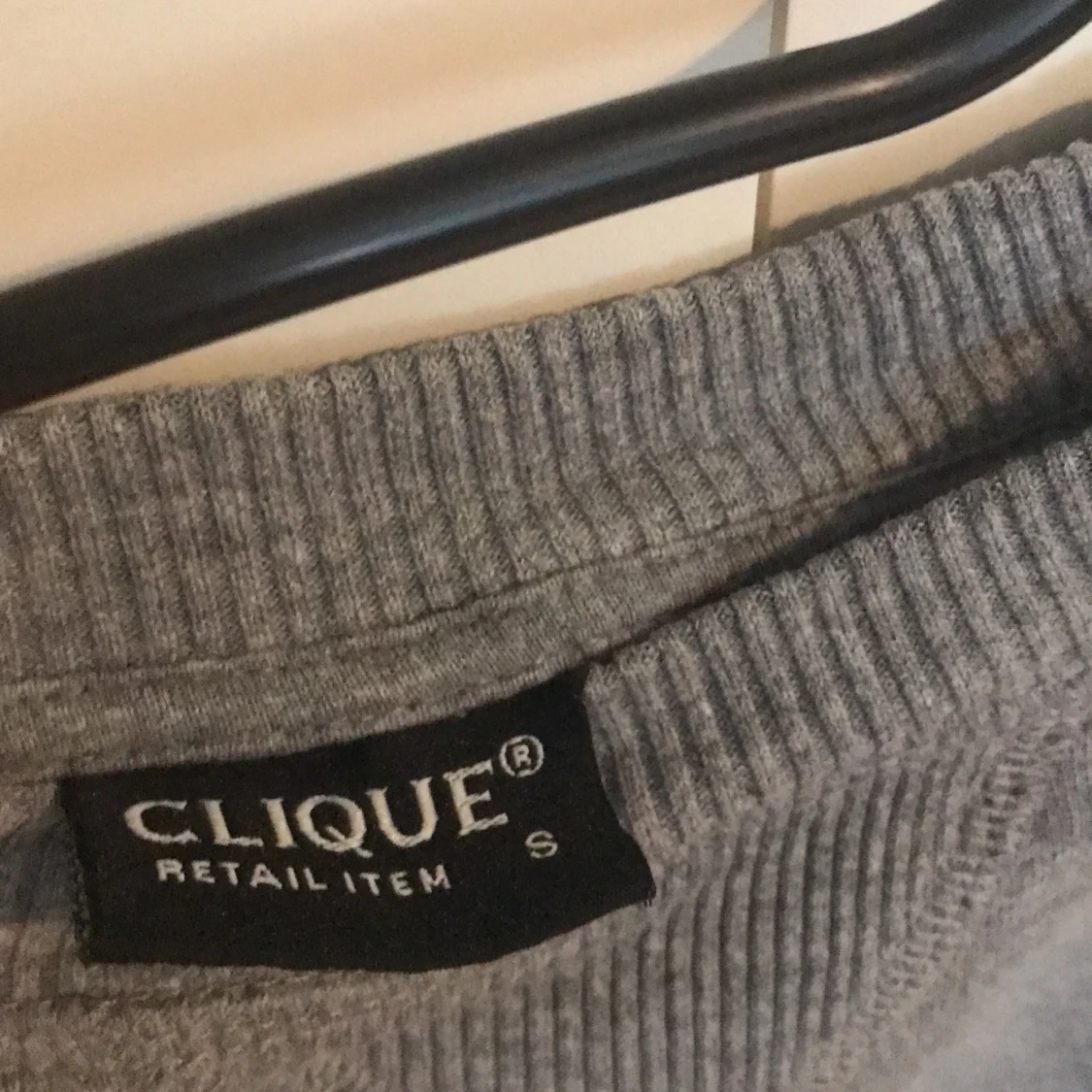 grå sweatshirt  - 91