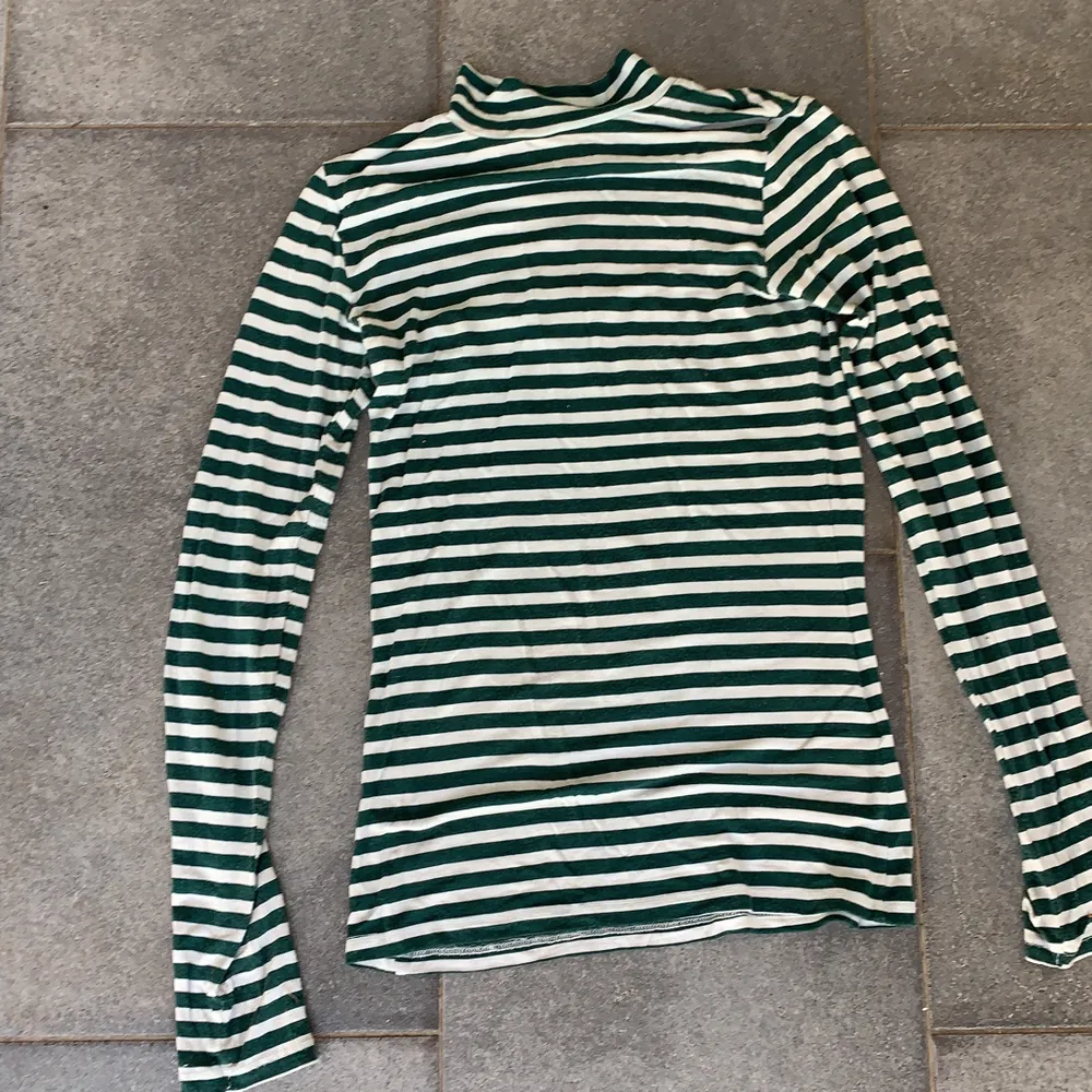 Grön vit långärmad tröja, storlek XS. Tröjor & Koftor.