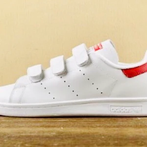 Adidas Stan Smith storlek 38 - Adidas modell Stan Smith i mycket fint skick. Knappt använda pga tog fel på storleken då jag köpte dem. Vita och fräsha utan slitage. Alltså, precis som nya! 