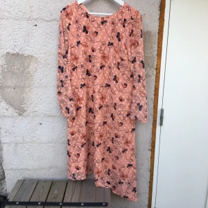 Mönstrad sommarklänning  - Superhärlig klänning från visual clothing project. Jättefint skick förutom att knappen i nacken är borta men på lappen med tvättråd medföljer en exakt likadan knapp. 