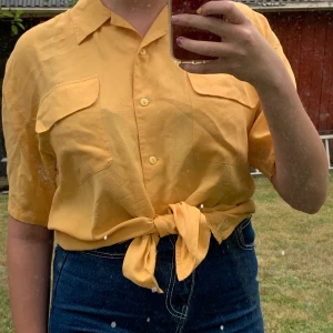 Vintage finskjorta - Gul silkesskjorta från 80 talet i jättefin kvalité. 
