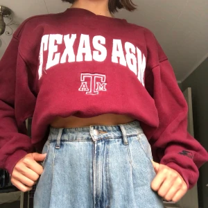 Vinröd collagetröja - Jättemysig collagetröja som jag köpte på beyond retro för några år sedan. Säljer för att jag inte använder den längre💓