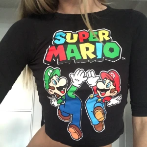 T-shirt  - Trekvartslång croppad T-shirt med Super Mario & Lugi💚❤️