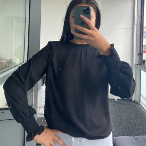 Svart blus - Svart blus från Gina Tricot, knappt använd! Köparen står för ev fraktkostnad! 🌸