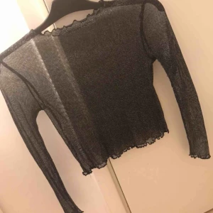 - En långärmad meshtröja! Bra skick!  Köparen står för frakten 💕
