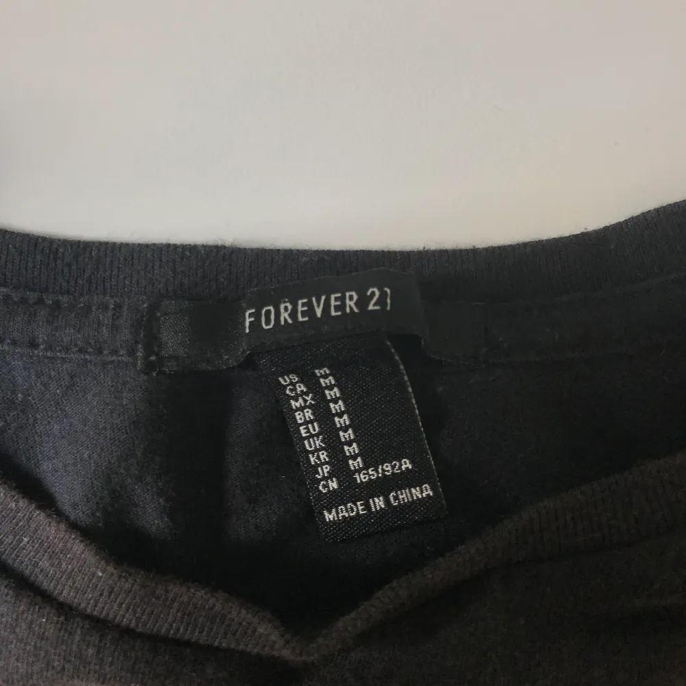 En cool croptop från forever 21 med Van Haylen motiv. Storlek medium men passar mig som är xs-s. Säljer pga att den inte kommer till användning. 60kr + frakt💓. Toppar.