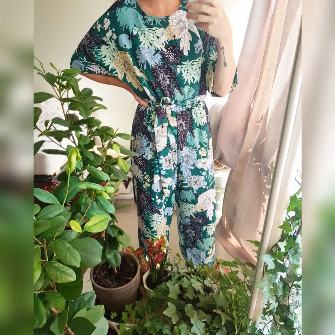 Blommigt mönstrad byxdress / jumpsuit
