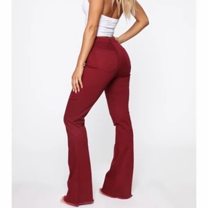Flare jeans burgundy - Jeans från Fashion Nova, storlek 1 motsvarar XS/S. Bra kvalité, ser ut exakt som på bilden. HELT NY! Med tagg på.