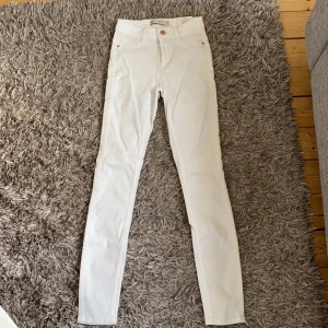 Vita Jeans  - Vita jeans i modellen ”Molly” från Gina tricot. Aldrig använda, lappen kvar. Nypris 300:-